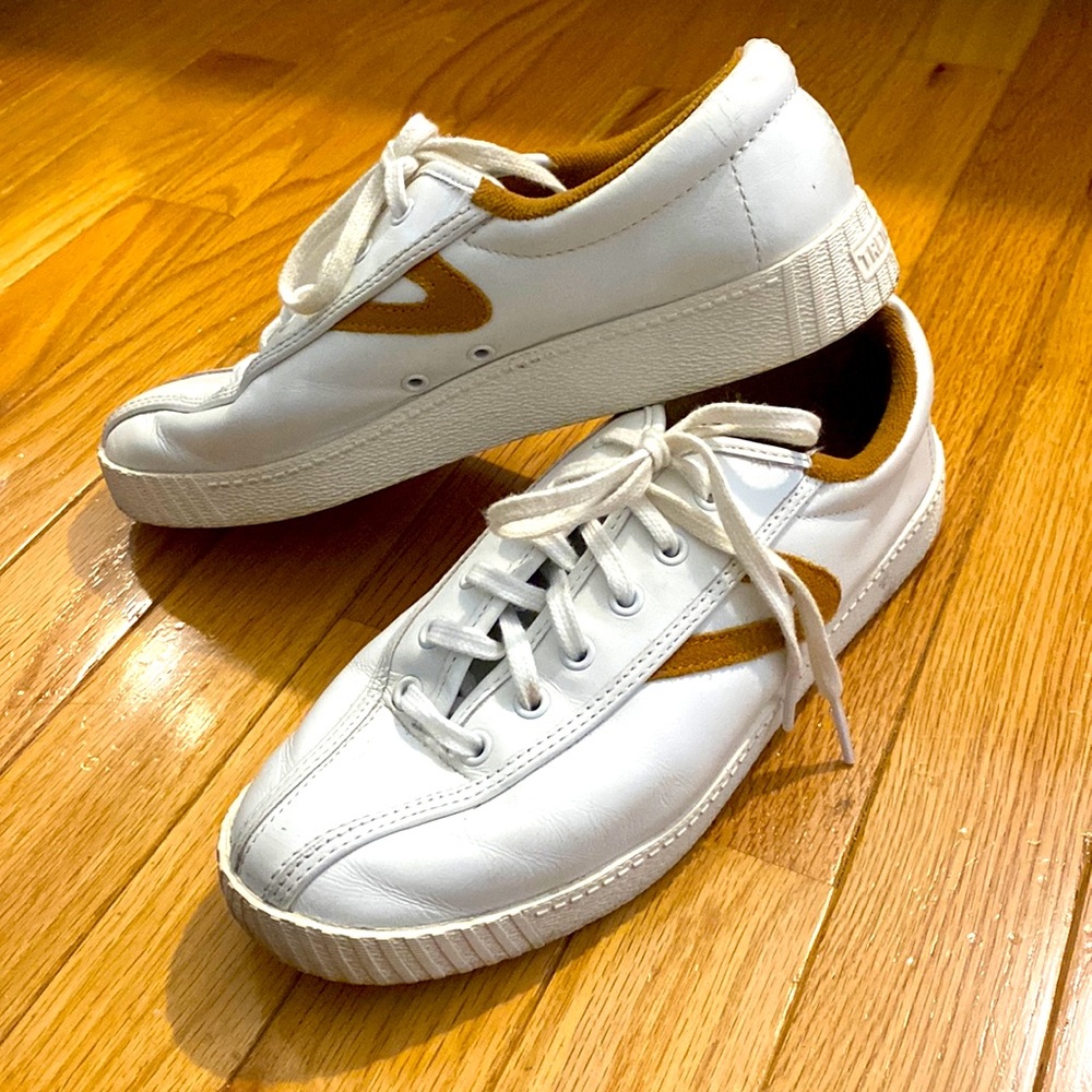 Leather Tretorns with interchangeable white and camel colored laces